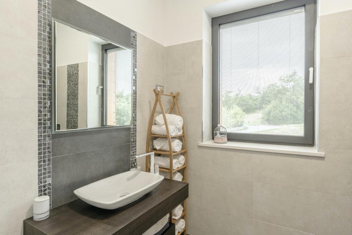 Villa Pedena In Sveta Katarina - Haus Fuer 8-10 Personen Benazici Exterior foto